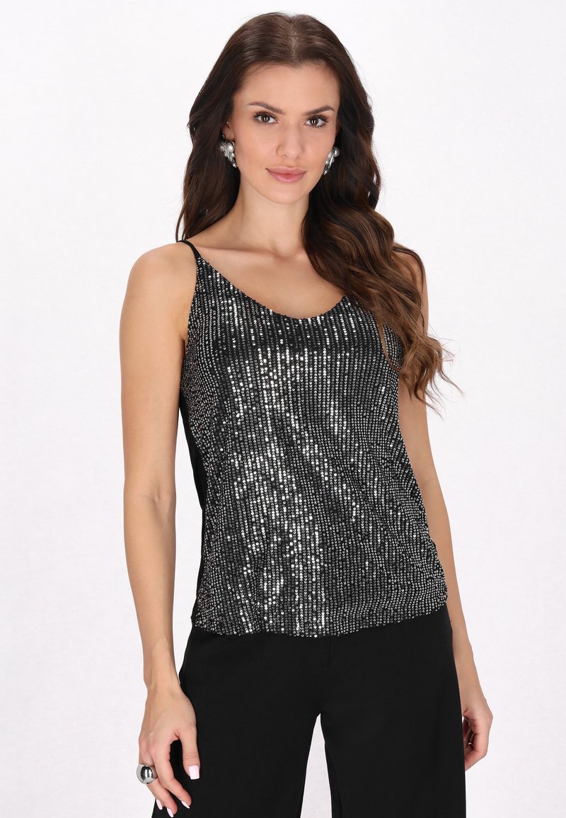 Schwarzes, mit Pailletten besetztes Tanktop mit tailliertem Schnitt, dünnen Trägern und glatter Textur, kombiniert mit schwarzen Hosen.
