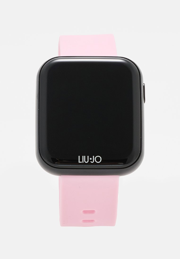 Montre intelligente carrée avec un écran noir et un bracelet en silicone rose, arborant un logo de marque "LIU•JO" à l'avant. Texture lisse.