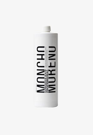 Botella de plástico blanco del champú profesional Moncho Muñoz para un cabello hermoso, con texto negro en negrita y tapa blanca.