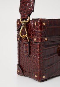 Lauren Ralph Lauren LUGGAGE CROSSBODY SMALL - Mala a tiracolo - dark mahogany