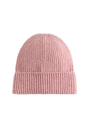 Gorro de punto rosa con canalé y vuelta en el borde, sobre un fondo blanco.
