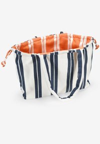 Bolsa de tela a rayas que presenta colores blanco, azul marino y naranja con un interior espacioso. Incluye dos asas y un cierre de cordón.