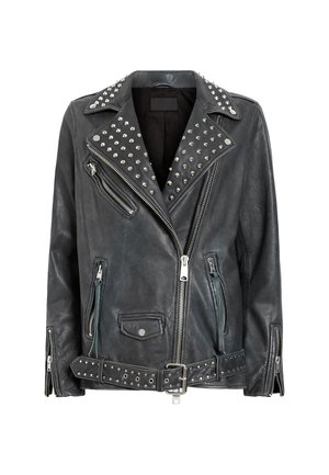 Musta nahkainen moottoripyörä takki, jossa on niittikoristeet olkapäillä, useita vetoketjuja ja vyötärölle vyö. Sujuva pinta kuluneella viimeistelyllä.