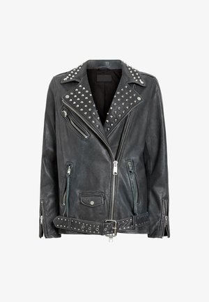 Musta nahkainen moottoripyörä takki, jossa on niittikoristeet olkapäillä, useita vetoketjuja ja vyötärölle vyö. Sujuva pinta kuluneella viimeistelyllä.