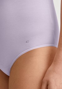 Lila body met een gladde stof, naadloze randen en een klein logo-accent bij de heup. Zachte textuur met een aansluitend ontwerp.