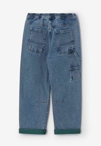 Pantalon en denim bleu avec taille élastique, deux poches arrière, une poche cargo latérale et des revers verts roulés.