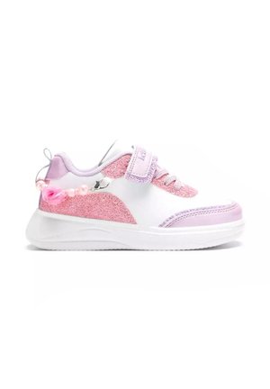 Scarpa sportiva bianca con accenti di glitter rosa, una fascia in velcro e dettagli decorativi di perline e fiori sul tallone. Punta arrotondata e pannelli testurizzati.