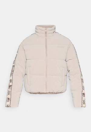 Veste doudoune beige clair, courte, avec un col montant, fermeture éclair à l'avant, poches latérales et rayures noires à motifs le long des manches.