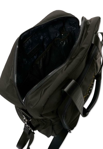 Sac à dos en nylon noir avec une grande ouverture zippée. Intérieur doté d'une doublure à motifs et d'une poche en filet. Bretelles robustes avec des pièces métalliques.