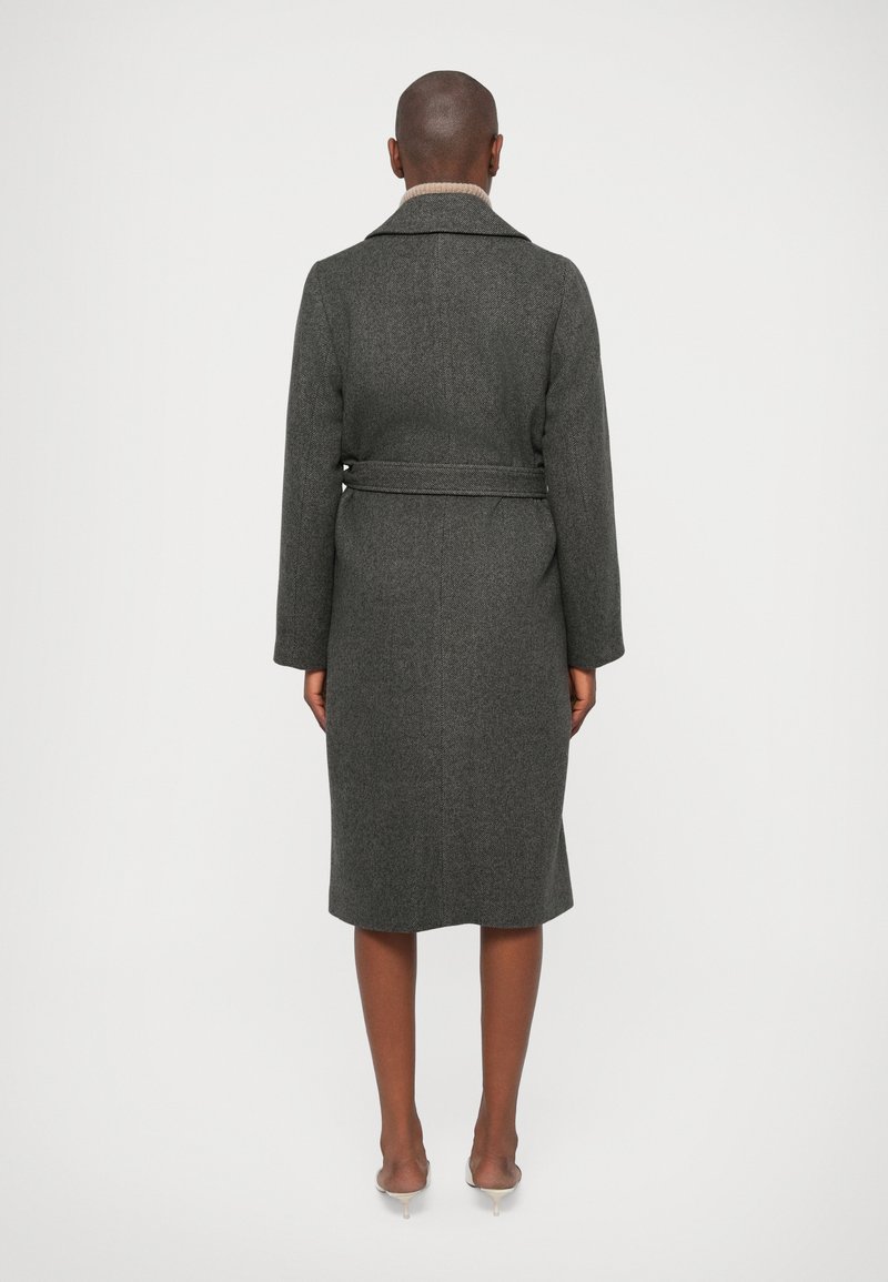 Grau Wolle Mantel mit maßgeschneidertem Design, langen Ärmeln, einem Gürtel in der Taille und einem Kragen. Die Rückseite zeigt eine glatte Textur.
