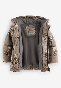 Giubbino imbottito marrone per bambini con stampa di orsetti, cappuccio e etichetta interna che recita "Pieno di Divertimento", esposto aperto su uno sfondo bianco.