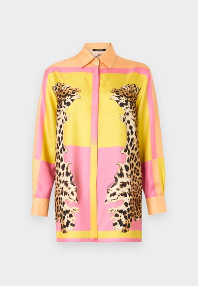 Μεταξωτό πουκάμισο με μακριά μανίκια, με γιακά και μανσέτες ροδακινί, που διαθέτει κίτρινες και ροζ μπλοκ και καθρεφτιστό μοτίβο λεοπάρ στην πρόσοψη.