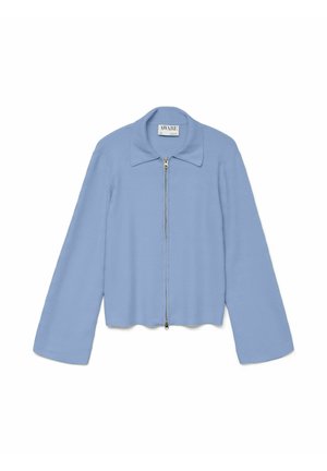 Svetlo modra kratka jakna z dolgimi rokavi, ravnim ovratnikom in zadrgo spredaj. Mehka tekstura in minimalističen dizajn.