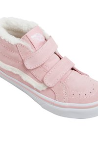 Zapatillas altas de ante rosa con forro de piel sintética blanca, correas de velcro y suela de goma blanca; presenta el logo de Vans en la lengüeta y un diseño de franja lateral.