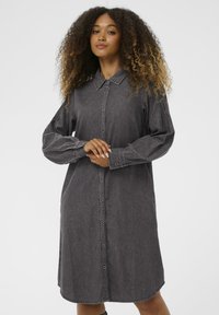 Szürke farmeringruha hosszú ujjal, gombos elejével és gallérral. Laza szabású és puha tapintású.