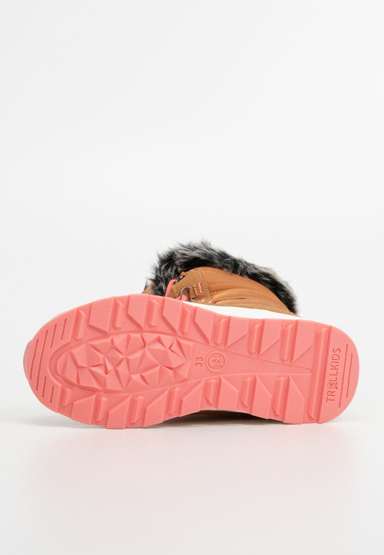 Braune, wasserfeste Boots mit Kunstfellkragen, pinker Gummisohle mit Profilmuster und metallischen Hardware-Akzenten. Größenetikett sichtbar.