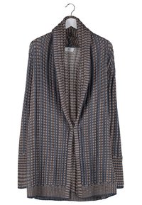 Cardigan long à ouverture frontale en tricot avec des rayures verticales bleu subtil et taupe, présenté sur un cintre.