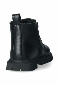 Stivaletto alla caviglia in pelle nera con suola robusta, cerniera laterale e dettagli di cucitura. Texture liscia con linguetta sul retro per facilitare la calzata.