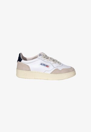 Sneakers in pelle bianca con dettagli in suede beige, lacci piatti beige e linguetta sul tallone blu navy. Presentano un'etichetta con logo e un design perforato sulla punta.