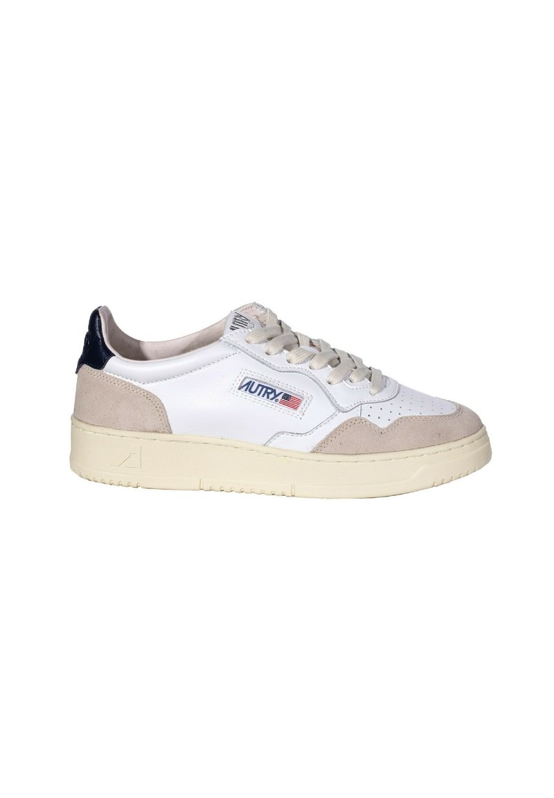 Sneakers in pelle bianca con dettagli in suede beige, lacci piatti beige e linguetta sul tallone blu navy. Presentano un'etichetta con logo e un design perforato sulla punta.