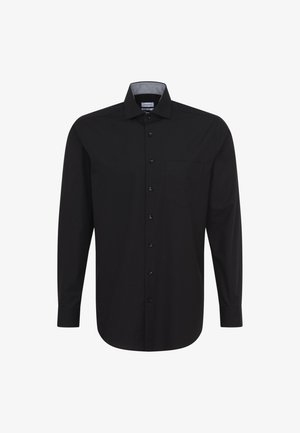 Zwarte langekous shirt van gladde stof, met een knoopsluiting aan de voorkant, een enkele borstzak en een contrasterende binnenkraag.