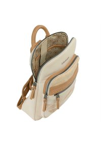 Una mochila color crema con detalles en cuero marrón, dos compartimentos con cremallera y un patrón floral en el interior. Características incluyen una textura suave y un mango ergonómico.