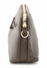 Bolso de mano marrón de cuero sintético con diseño tejido texturizado, cremallera dorada, herrajes con lazo lateral y un perfil delgado.