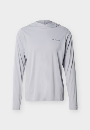Chemise à manches longues gris clair avec capuche et logo Columbia sur le côté gauche de la poitrine, fabriquée en tissu lisse et léger.