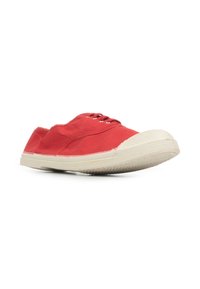 Sneaker di tela rossa con profilo basso, caratterizzate da lacci rotondi, una punta in gomma rinforzata e una suola beige testurizzata.