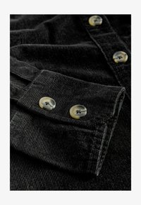 Unausgewählt, black