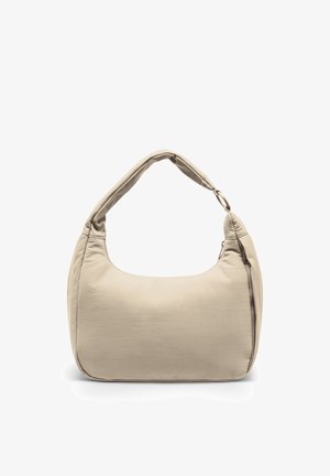 Bolso de hombro de tela suave color beige con correa acolchada y bolsillo lateral con cremallera sobre fondo blanco.
