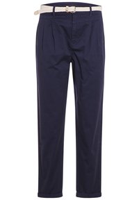 Pantalon bleu marine ajusté avec plis à l'avant, ourlets retroussés et ceinture blanche tressée attachée à la taille.