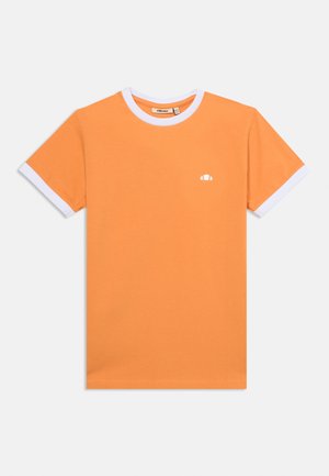 Oransje T-skjorte med korte ermer og hvit kant på krage og ermer, med liten hvit logo på venstre bryst.