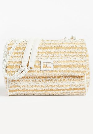 Sac d'épaule tissé blanc et beige avec une bandoulière chaîne et un fermoir carré métallique avec logo sur le rabat avant.