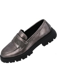 Mocasines metálicos plateados con una banda texturizada que presenta pequeños remaches, contrastados por una suela negra gruesa. Material superior suave.