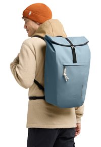 Sac à dos bleu à rabat avec des accents noirs, fabriqué en matériau durable. Doté d'une poche avant et de bretelles ajustables pour le confort.