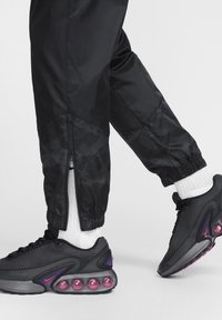 Nike Performance CFC M NK WR WVN 3R - Klubbklær - black/pink prime