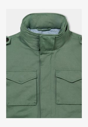 Zelená bunda s vysokým límcem, knoflíkovými ramenními pásky, předními kapsami s klopami a skrytým předním zipem a zapínáním na cvočky.
