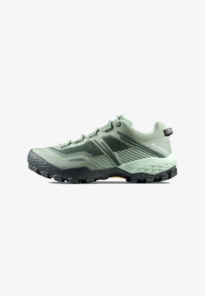 Chaussure de randonnée vert clair en matériau synthétique et en maille, avec une tige texturée, une semelle en caoutchouc et un motif de semelle proéminent pour une meilleure adhérence.