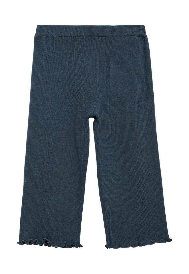 Temno modre, rebraste pletene culotte s prilegajočim pasom in volančki na dnu. Mehka tekstura, primerna za sproščeno nošenje.