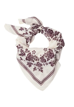 Valkoinen kangashuivi solmittuna solmuun, koristeltu tummilla kukkakuviolla ja reunustettu rinnakkaisilla viivoilla.