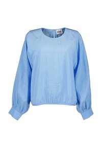 Blusa azzurro chiaro, con texture, dal collo rotondo, maniche lunghe riprese e orlo arricciato. Presenta un piccolo apertura a chiave sulla parte posteriore.
