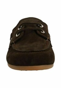 Braune Wildleder-Bootsschuhe mit runder Spitze, drei Ösen-Schnürverschluss und einer beigen Gummi-Sohle. Glatte Textur mit kontrastierenden Steppdetails.