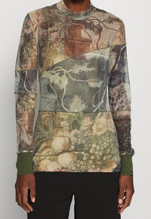 Długi rękaw top z siateczki z botanicznym wzorem przedstawiającym liście, winogrona i owoce w stonowanych, ziemistych tonacjach oraz zielonymi prążkowanymi mankietami.