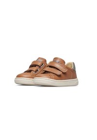 Sneakers marroni per bambini con due strap in velcro e suole bianche, mostrati in angolazione su uno sfondo bianco semplice.