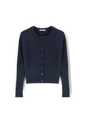 Granatowy kardigan z prążkowanego dzianiny, z długimi rękawami, okrągłym dekoltem i siedmioma guzikami z przodu, prezentowany na białym tle.