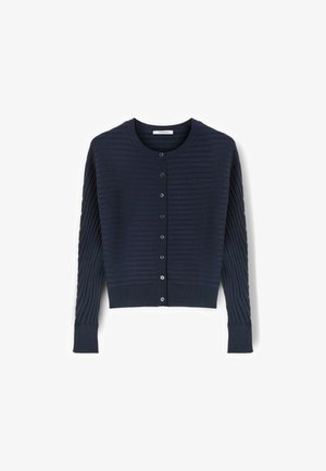 Granatowy kardigan z prążkowanego dzianiny, z długimi rękawami, okrągłym dekoltem i siedmioma guzikami z przodu, prezentowany na białym tle.