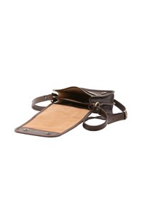 Borsa in pelle marrone con un morbido interno in suede. Design aperto, fondo piatto, tracolla regolabile e chiusure a pressione. Nessuna tasca esterna visibile.