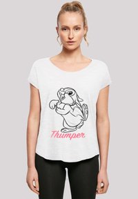 Hvit T-skjorte med kort erm som har en svart kontur av en tegneseriekanin og rosa tekst "Thumper" under grafikken. Mykt, lett stoff.