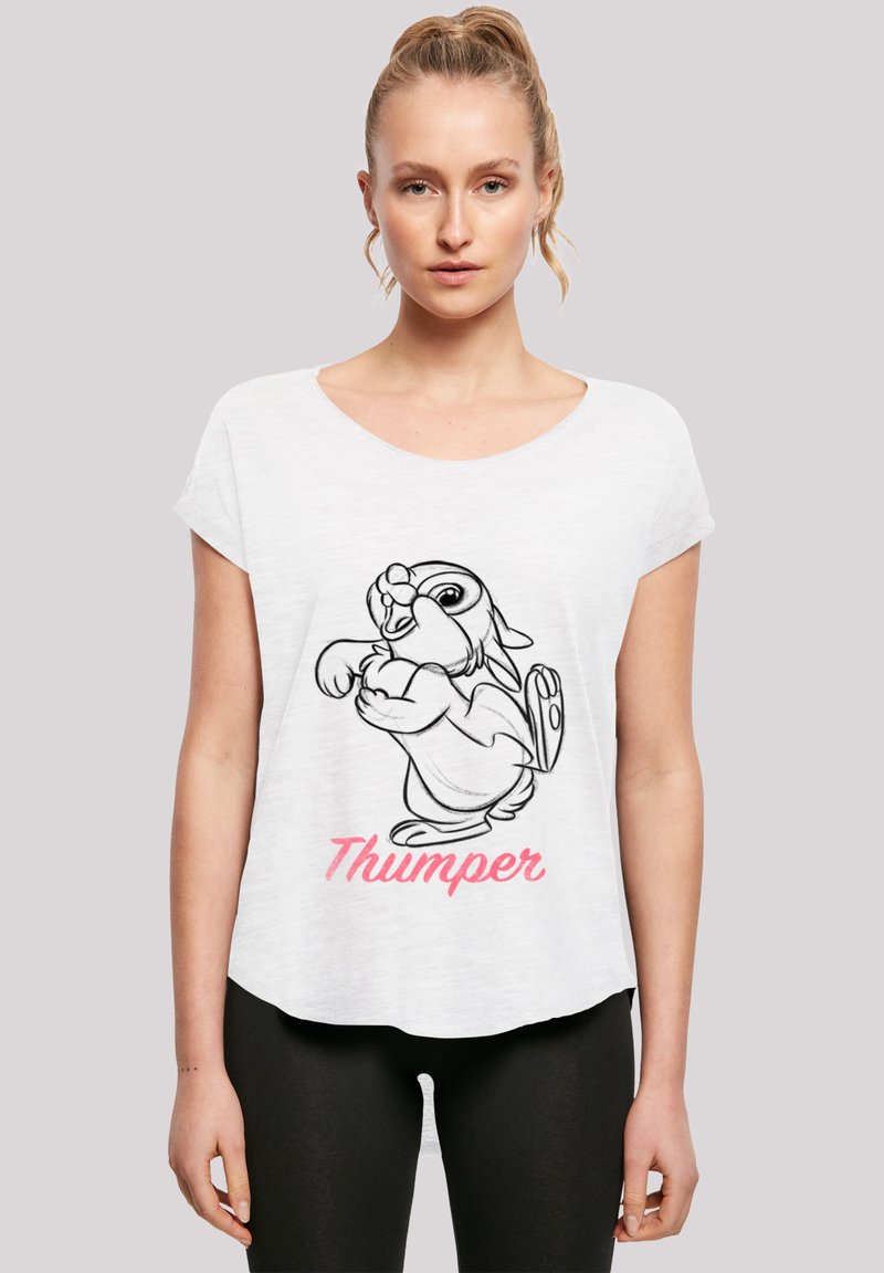 Hvit T-skjorte med kort erm som har en svart kontur av en tegneseriekanin og rosa tekst "Thumper" under grafikken. Mykt, lett stoff.